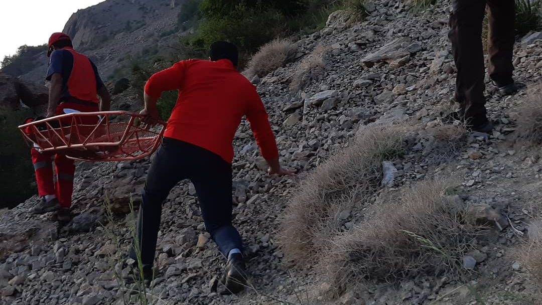 نجات فرد گرفتار در ارتفاعات لجور توسط نجاتگران شازندی